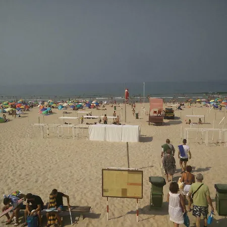 Дом отдыха Caparica Beach House Кошта-да-Капарика